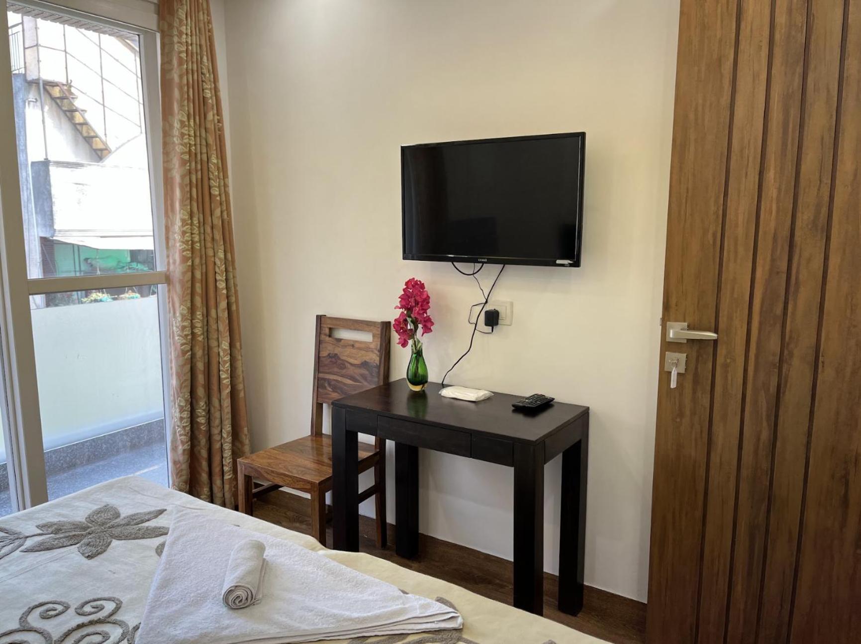 Fully Furnished Comfortable In Hauz Khas - Woodpecker * New Delhi