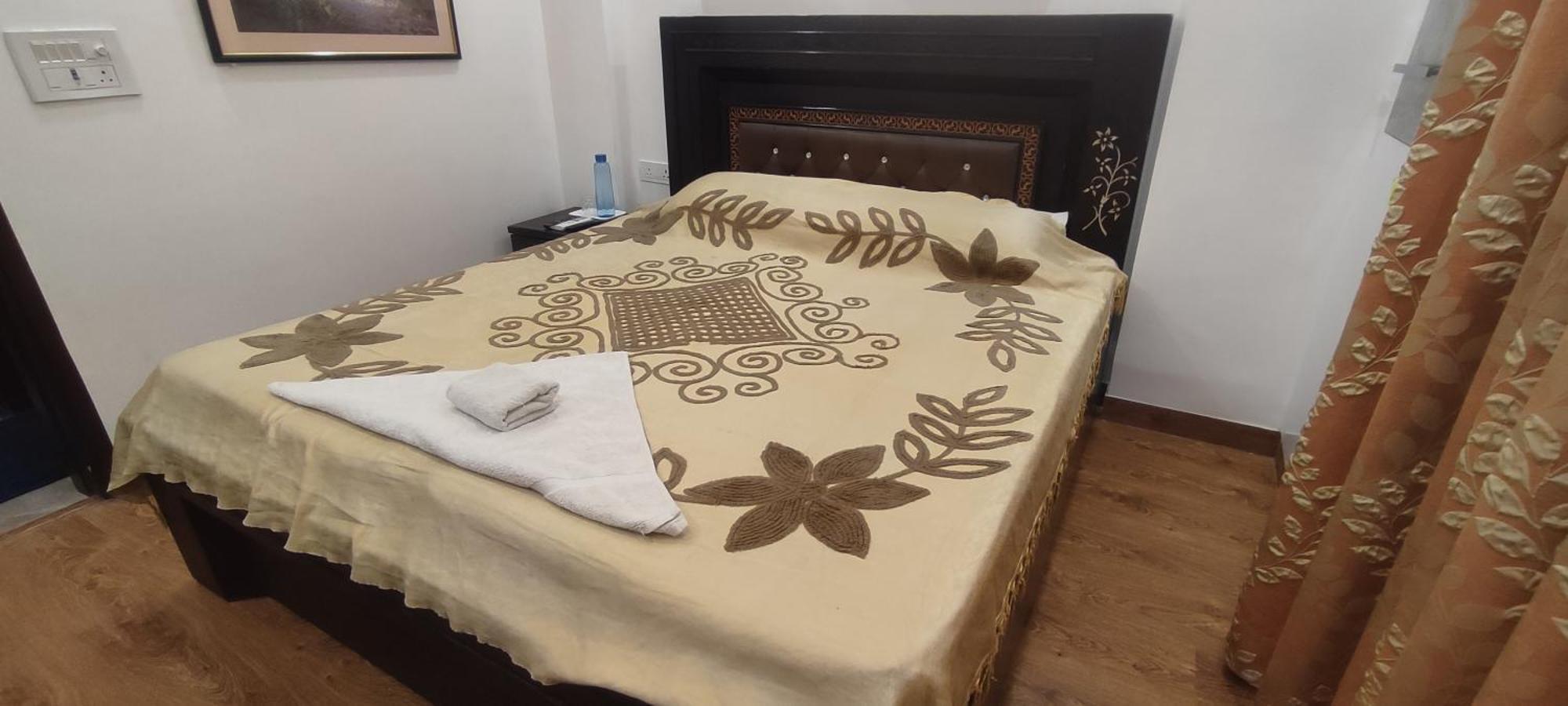 Bed & Breakfast Fully Furnished Comfortable In Hauz Khas - Woodpecker *