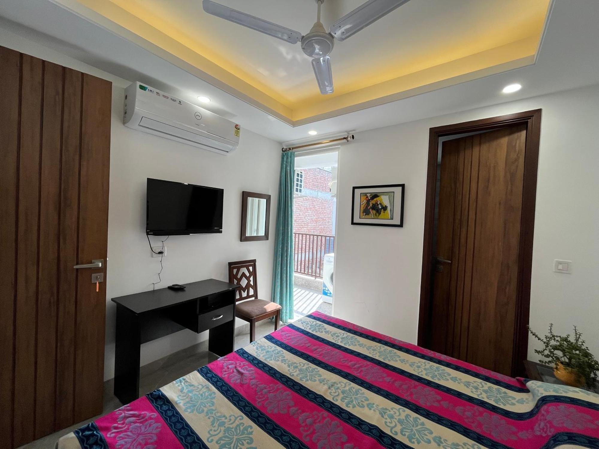 Fully Furnished Comfortable In Hauz Khas - Woodpecker *