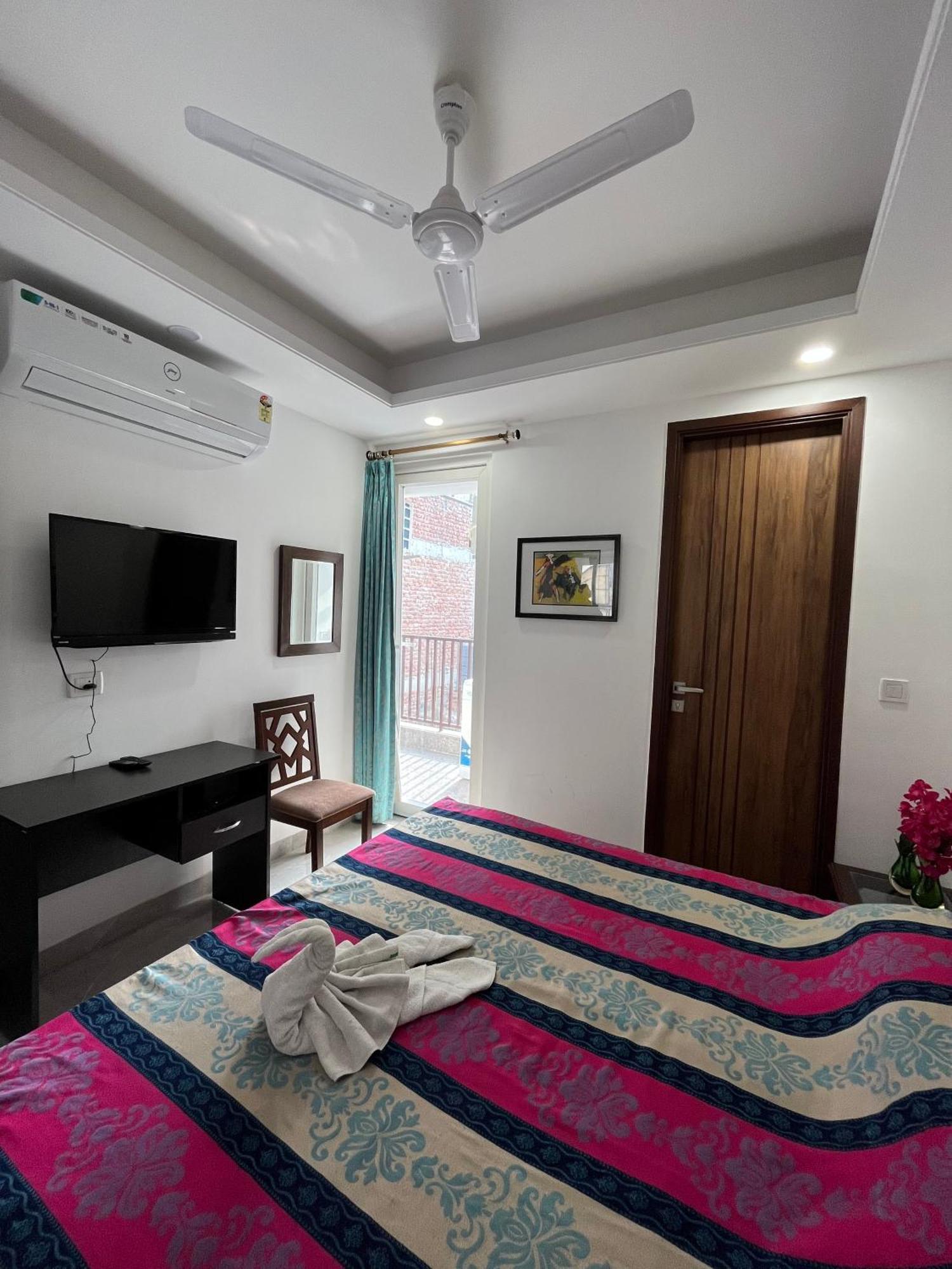 Bed & Breakfast Fully Furnished Comfortable In Hauz Khas - Woodpecker *